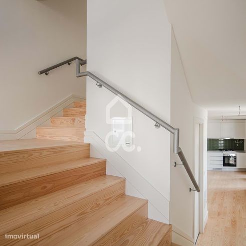 Apartamento T2 Triplex  equipado no centro de Coimbra.-4