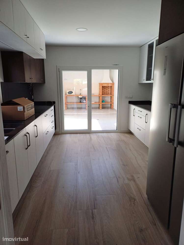 Moradia T5 Amora à entrada Belverde, a 20 min de Lisboa e 7 das praias - Grande imagem: 3/21