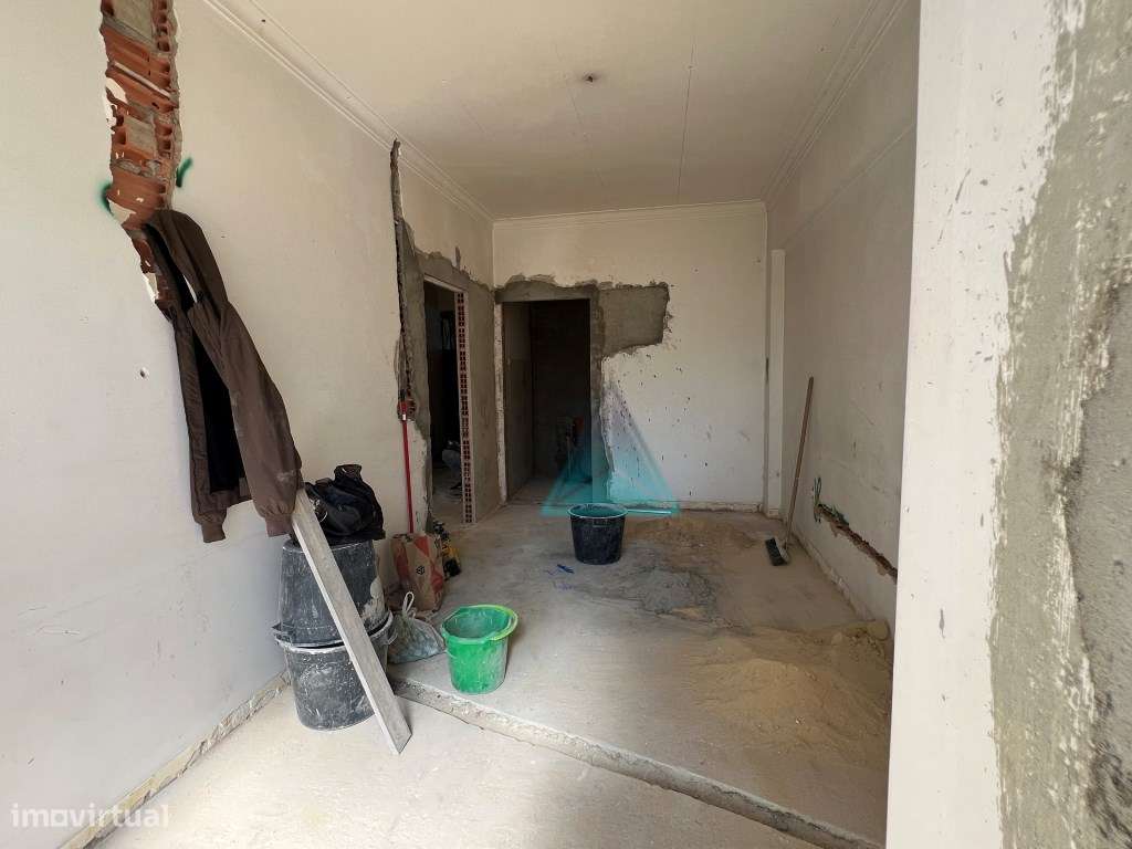 Apartamento T3 em remodelação Cova da Piedade situado num 2º andar ...-14