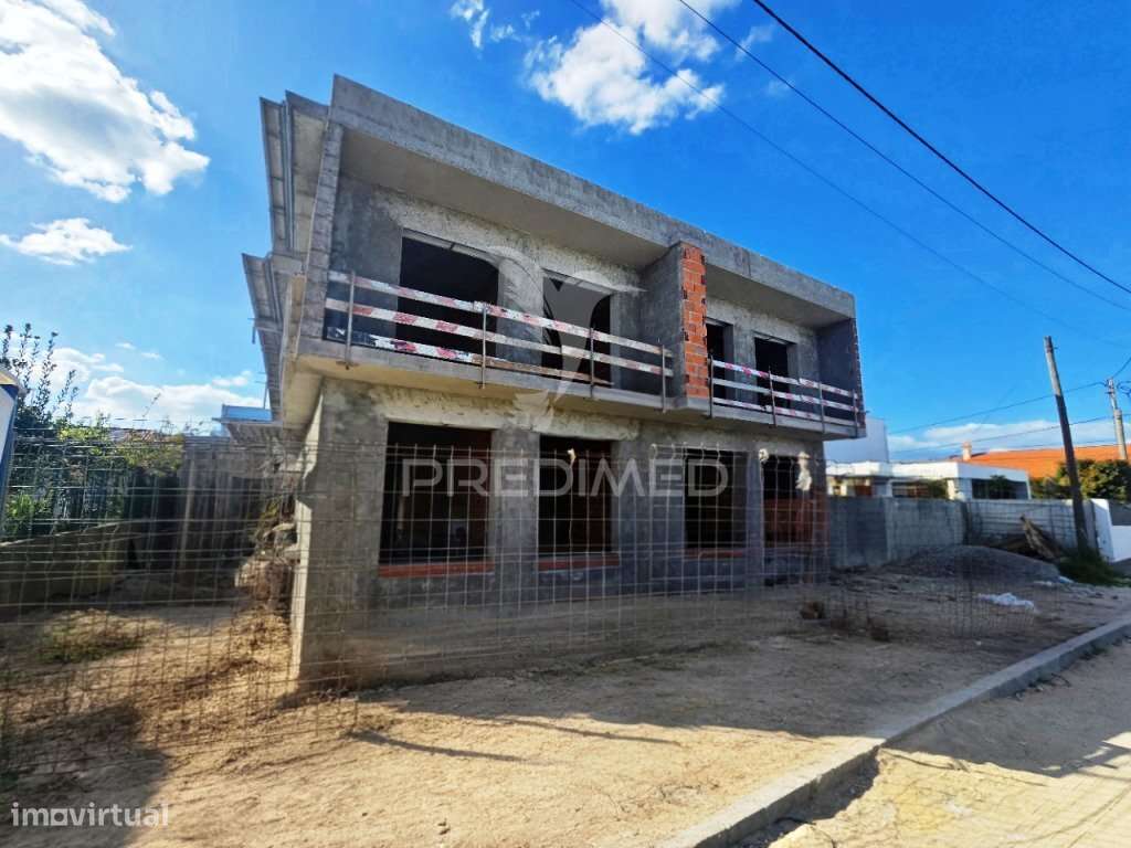 Moradia Gem. T4, c/3 Suites e Piscina, em Fernão Ferro - Grande imagem: 2/34