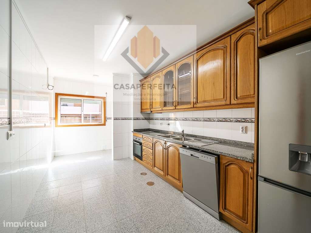 Fabuloso Apartamento T3 de 3 Frentes com Varanda e Box - Avintes-11