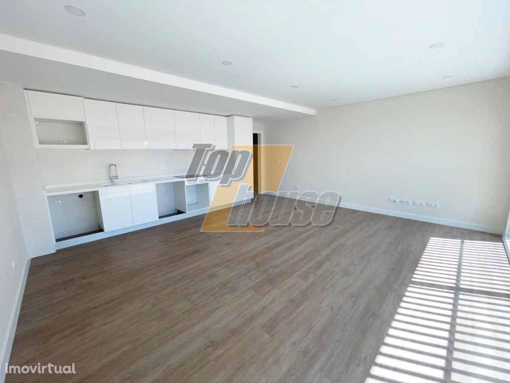 Apartamento T3 com parqueamento e terraço de 106m2 Costa de Caparia