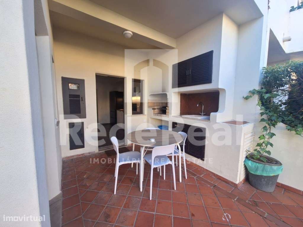 Moradia T3 + 1 com Boas Áreas em Lote de 300 m² - Centro de Albufeira-5