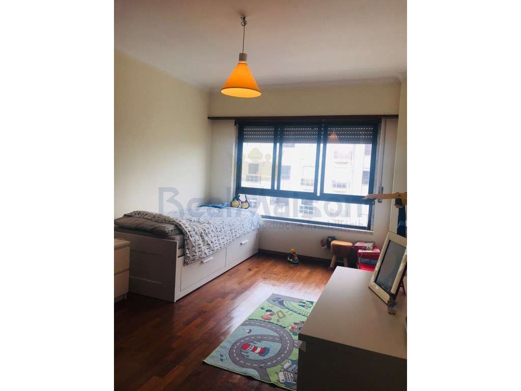 Vende-se Apartamento T3 c/ Box/Garagem - Mem Martins-5