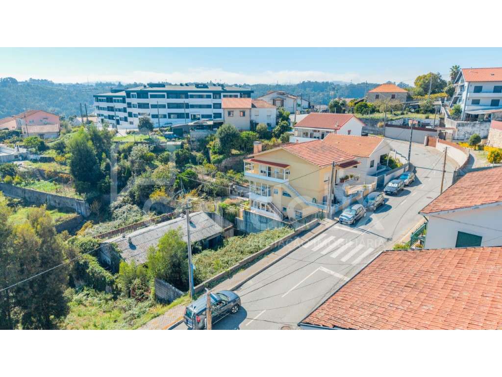 Terreno de 1.330 m² com PROJETO APROVADO para 2 Moradias em Jovim (...-2
