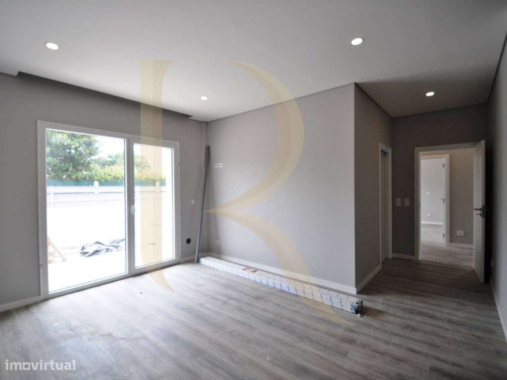 Moradia isolada nova T4+1 com piscina e garagem em Brejos de Azeitão-17
