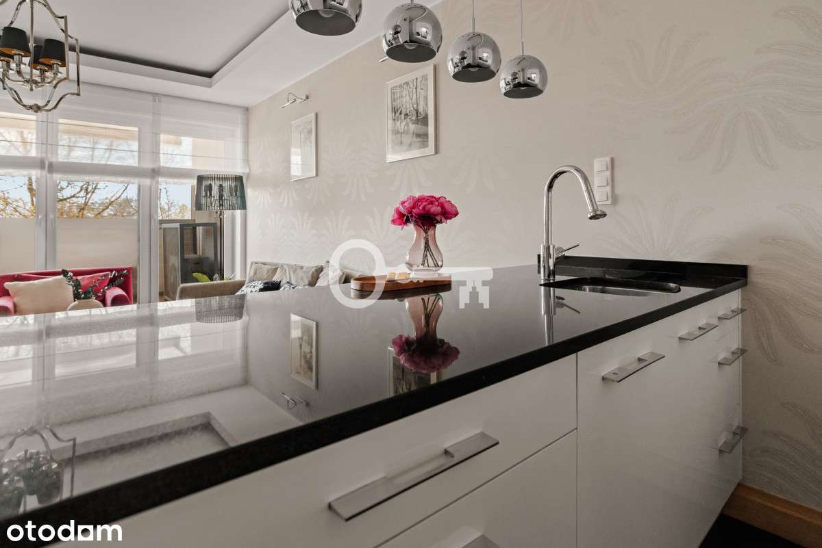 Designerski apartament z basenem i Wartą za oknem