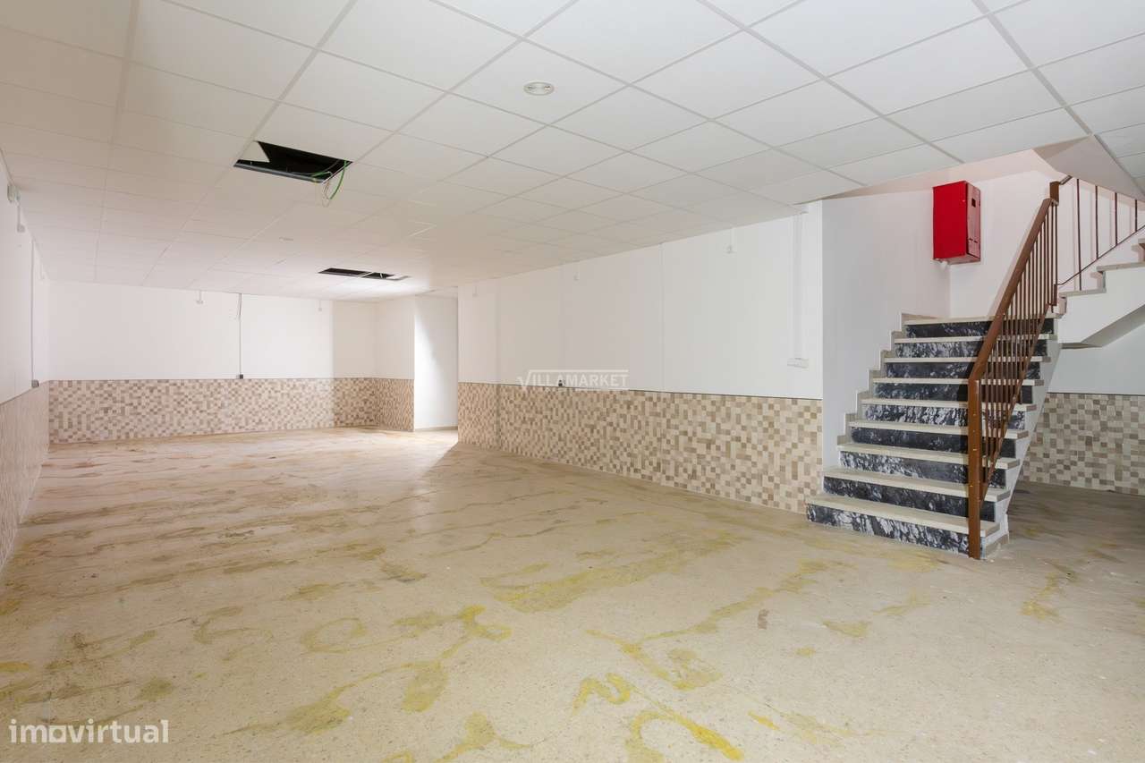 Loja com 755 m2 composta por 2 pisos situada na Rua Maria Andrade no C - Grande imagem: 4/15