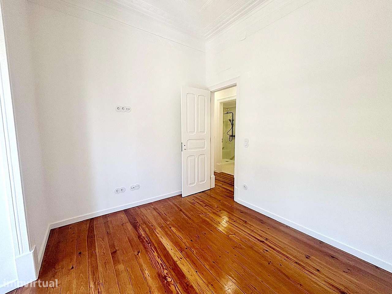 T3 totalmente remodelado com varanda na Av. General Roçadas!-18