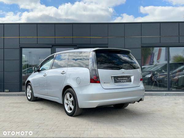 Mitsubishi Grandis 2.4 Intense - 12