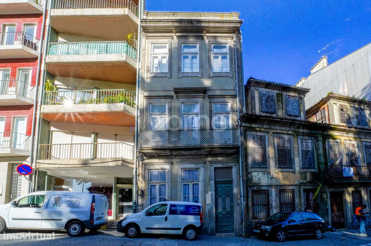 Prédio Junto ao Hospital Santo António e coração histórico do Porto... - Grande imagem: 2/27