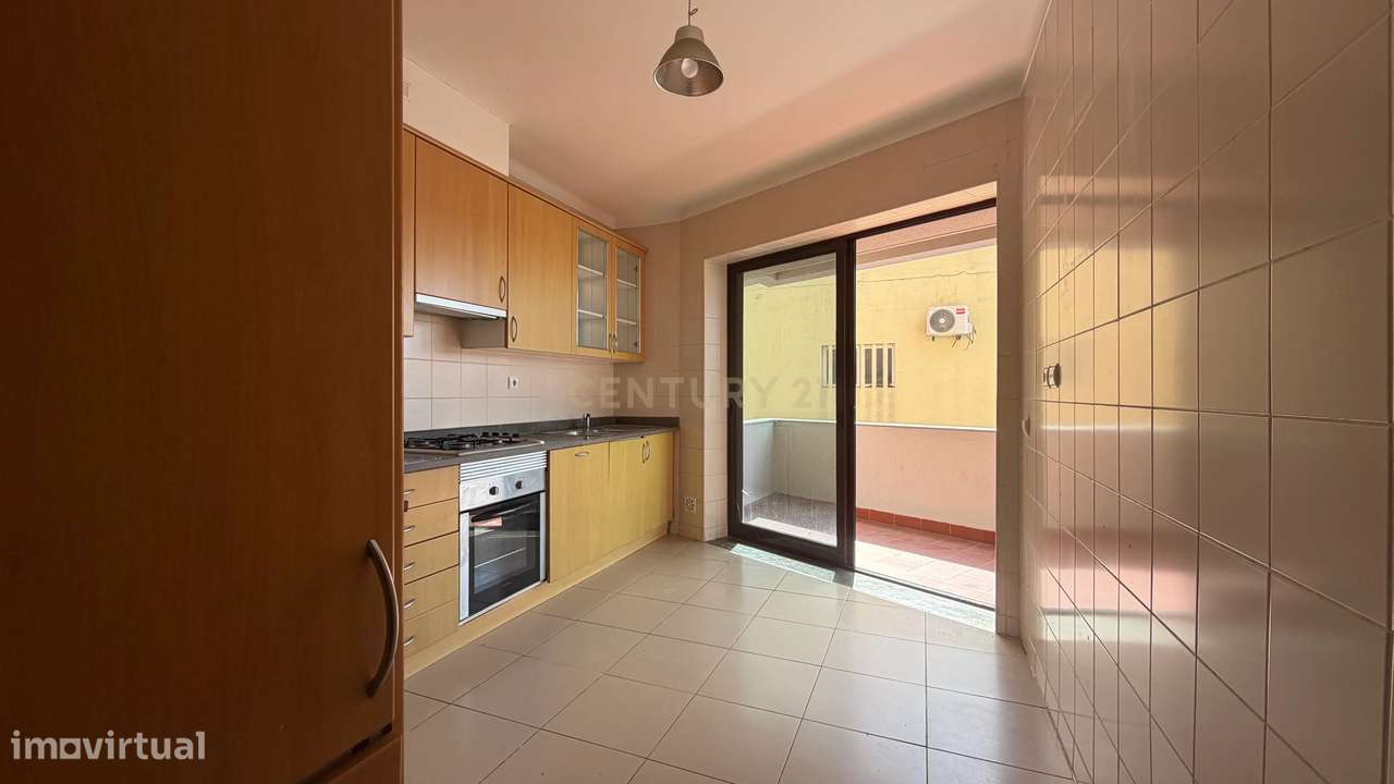 Apartamento T3 com Varanda, Arrecadação e Três Lugares de Parqueamento-7