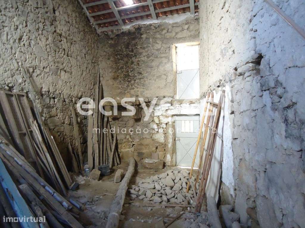 Moradia Tipologia T2 Unifamiliar inserida na vila de Alcains - Grande imagem: 3/27