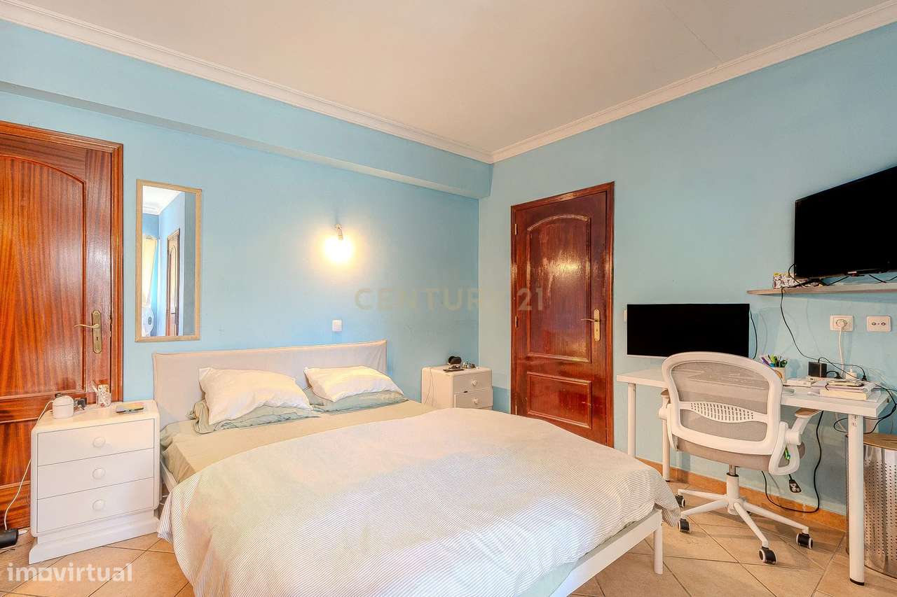 Moradia T2 Geminada C/ 2 Apartamentos Independentes e 238 M2 de Área E-32