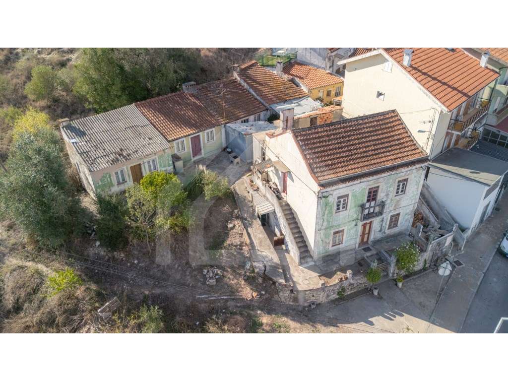 Conjunto de 3 moradias para reabilitação | Pedrulha-11