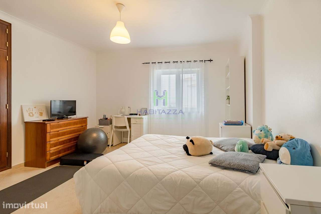 Apartamento T3 no último Piso, com 3 Frentes e Vistas Desafogadas em L-14