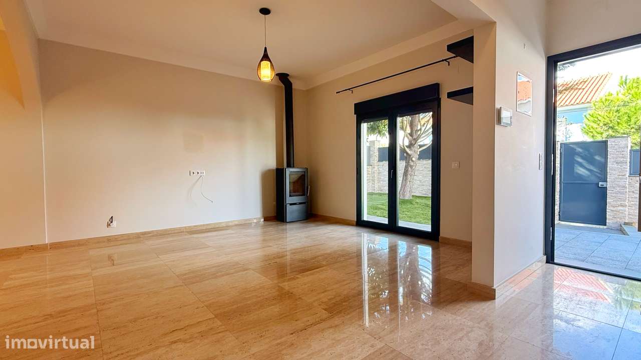 Moradia IsoladaT1+1 Totalmente Remodelada -Charneca da Caparica-17