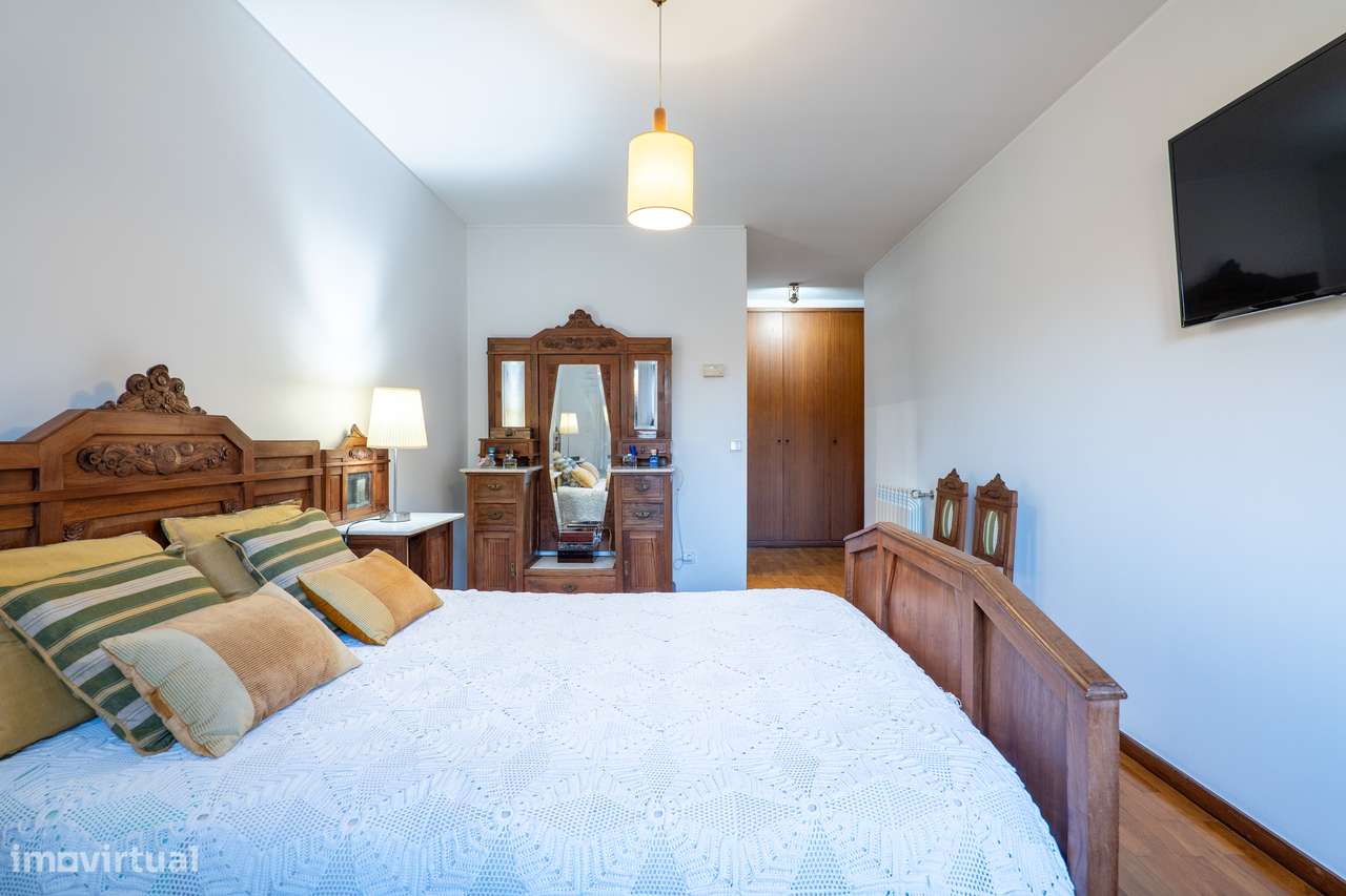 Apartamento T5 Com Excelentes Áreas em Matosinhos-29