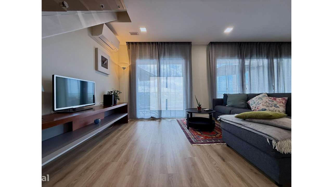 Espaçoso T4+1 Duplex c/ Vista Mar-10