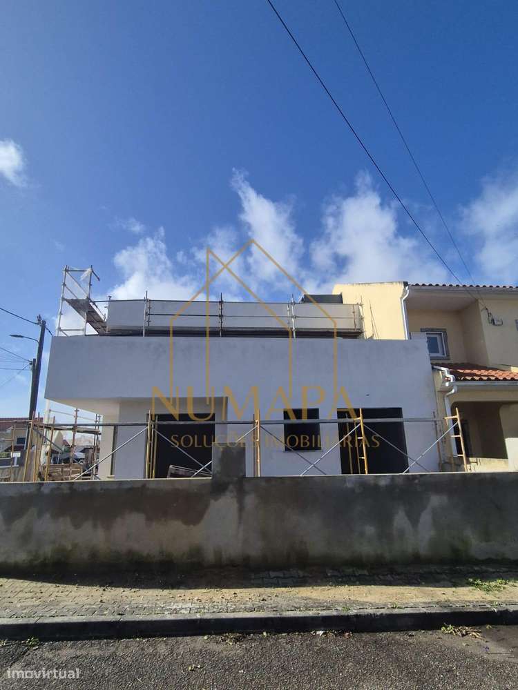 Moradia T4 com Piscina nos Foros Amora-8