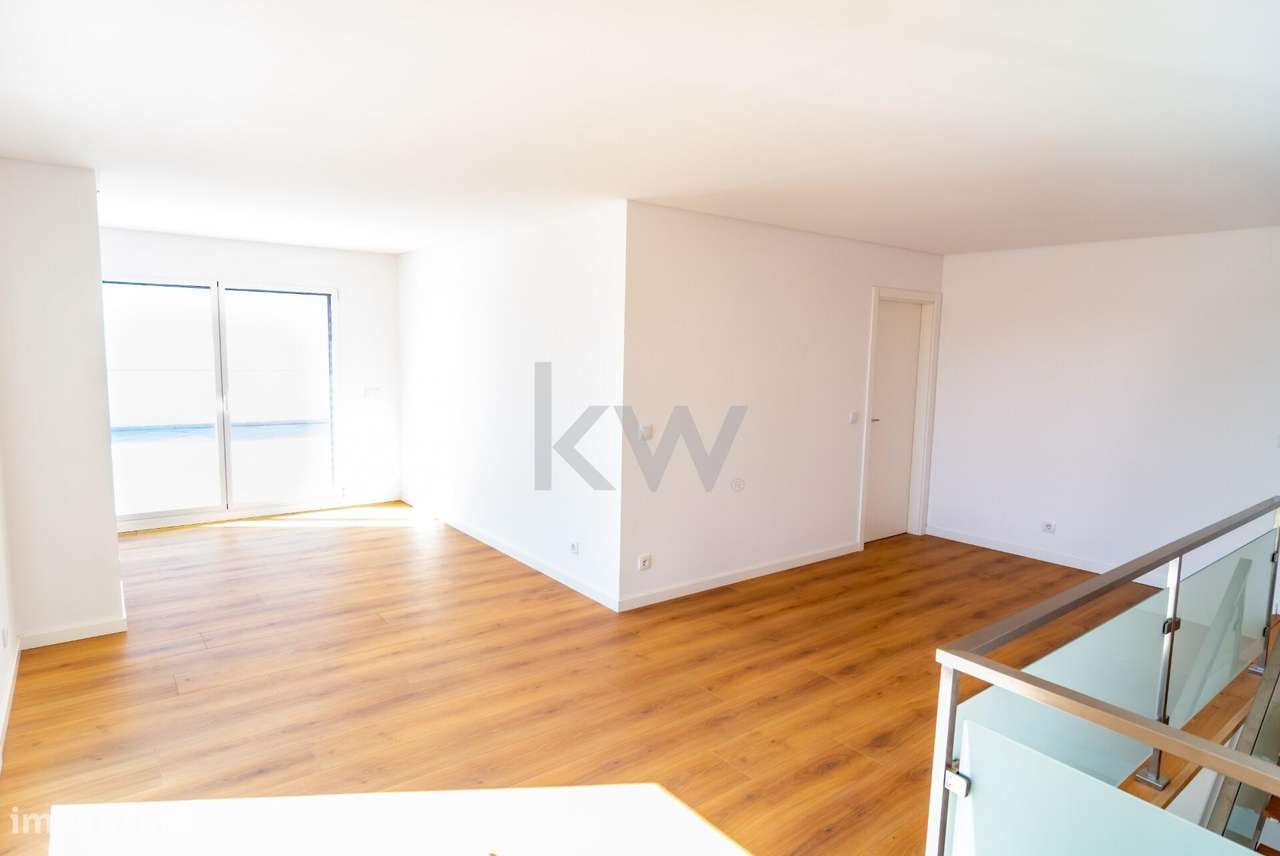 Luxo Raro nas Colinas do Cruzeiro – T3+1 com Mega Box e Terraço Privad-51