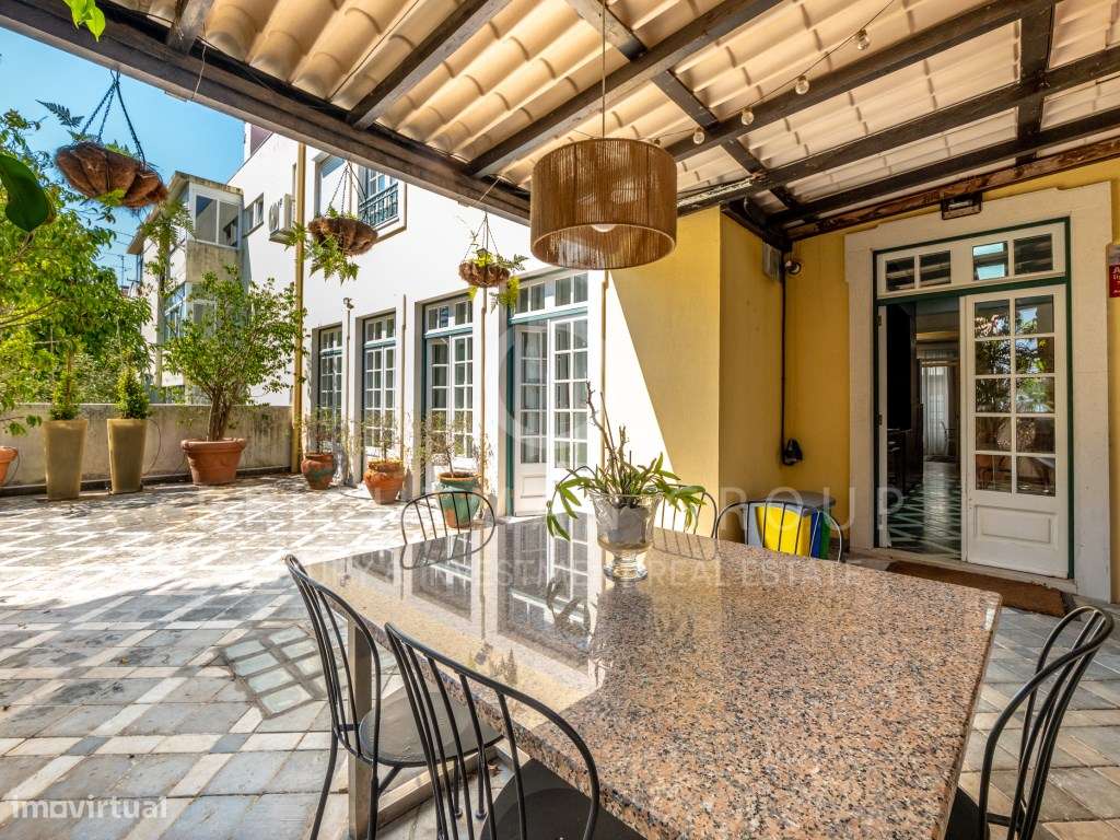 Moradia T5 com piscina em zona histórica da Parede-15