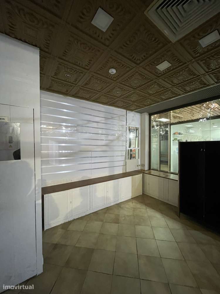 Excelente loja com montra generosa - Grande imagem: 2/8