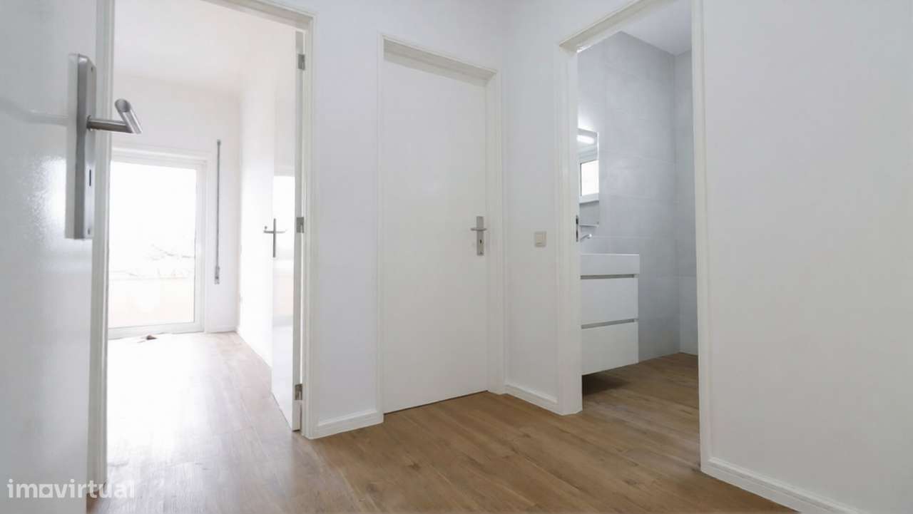 T3 | Varandas | Box | 2 WC's | Excelente localização | 100% Renovado-11