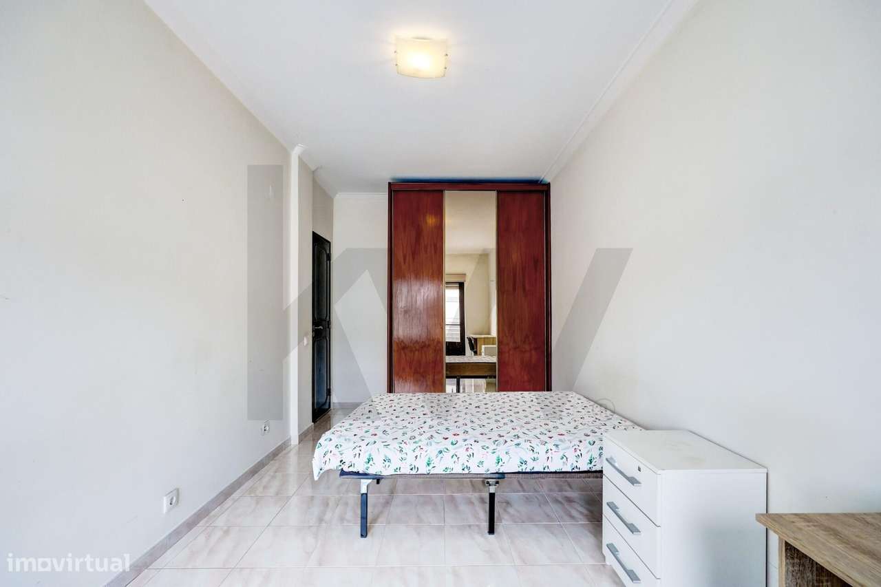 Apartamento T3 Monte da Caparica Rua General Humerto Delgado-29