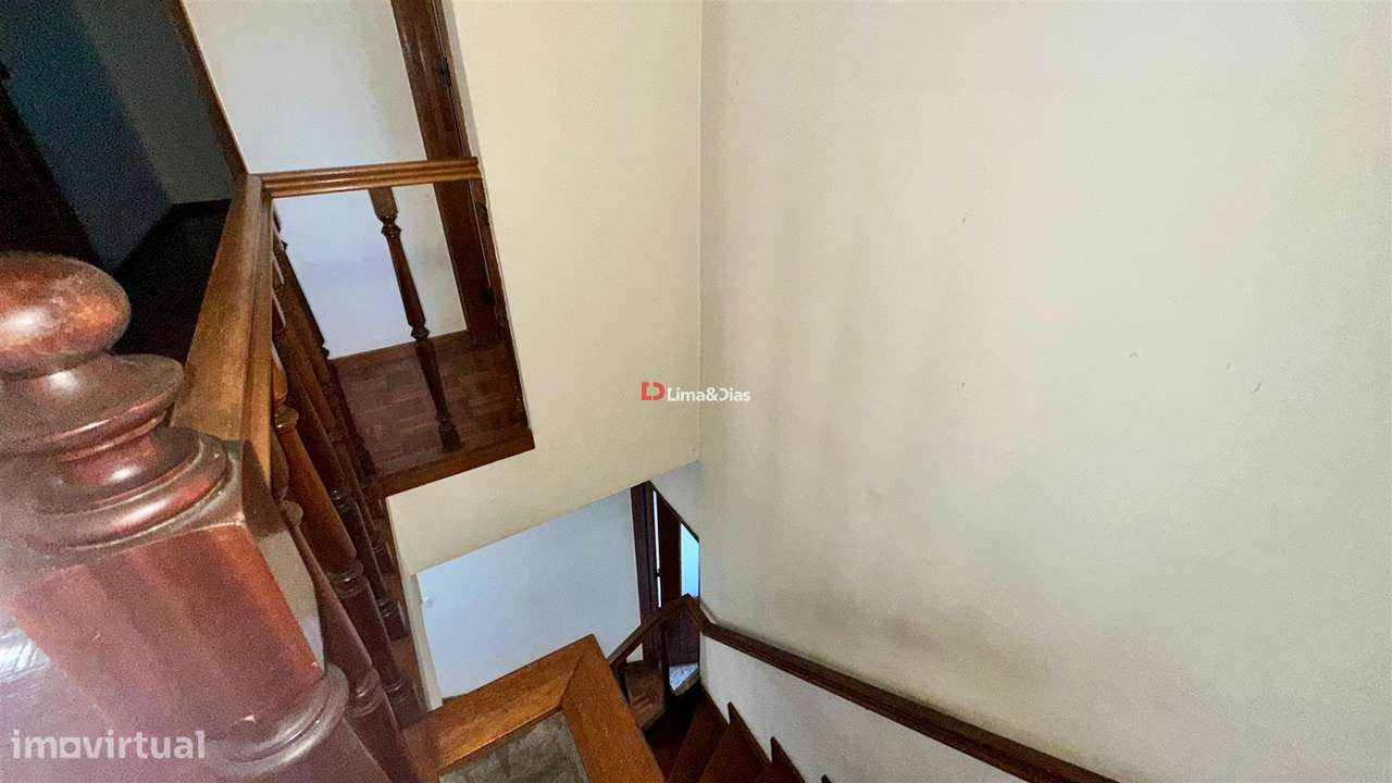 Apartamento T6 Duplex com 3 casas de banho e terraço-15