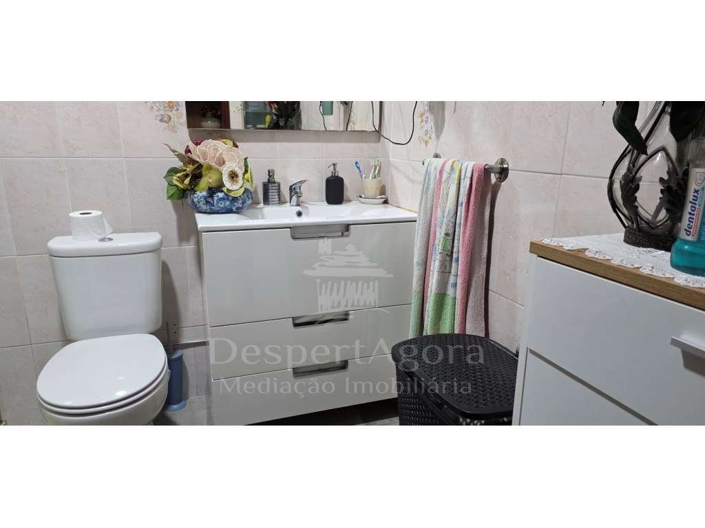 Apartamento T2 com Sótão, Varanda e Marquise - Junto a Escolas e Tr... - Grande imagem: 5/8