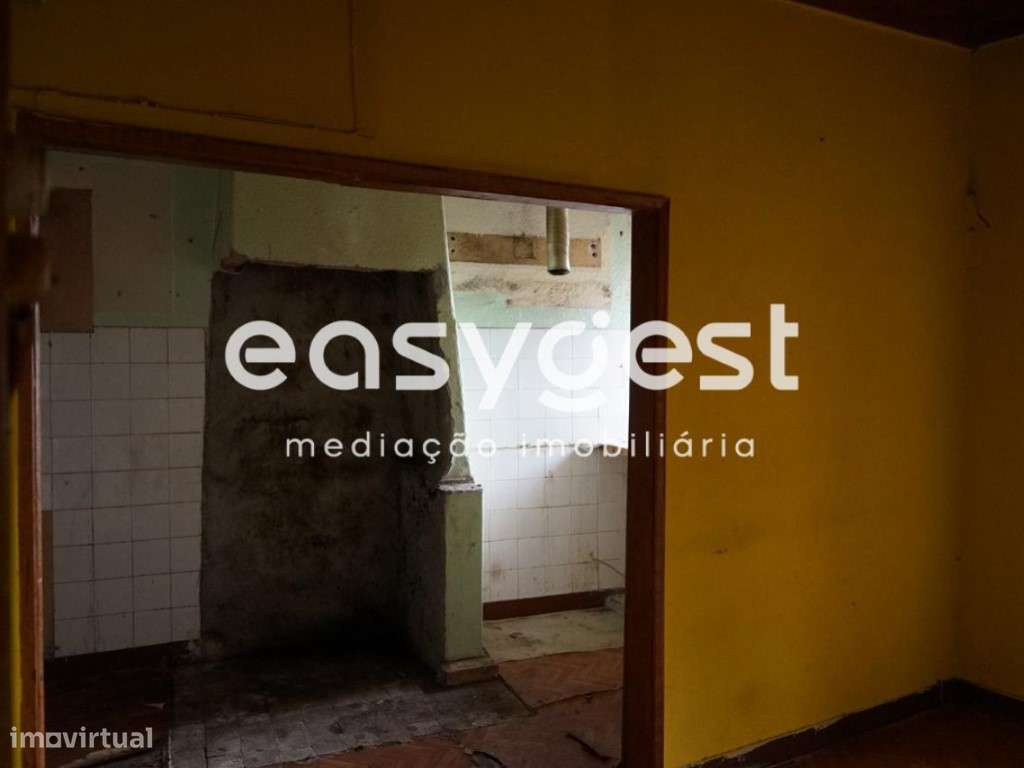 Moradia Geminada em granito com dois pisos e logradouro - Grande imagem: 4/23