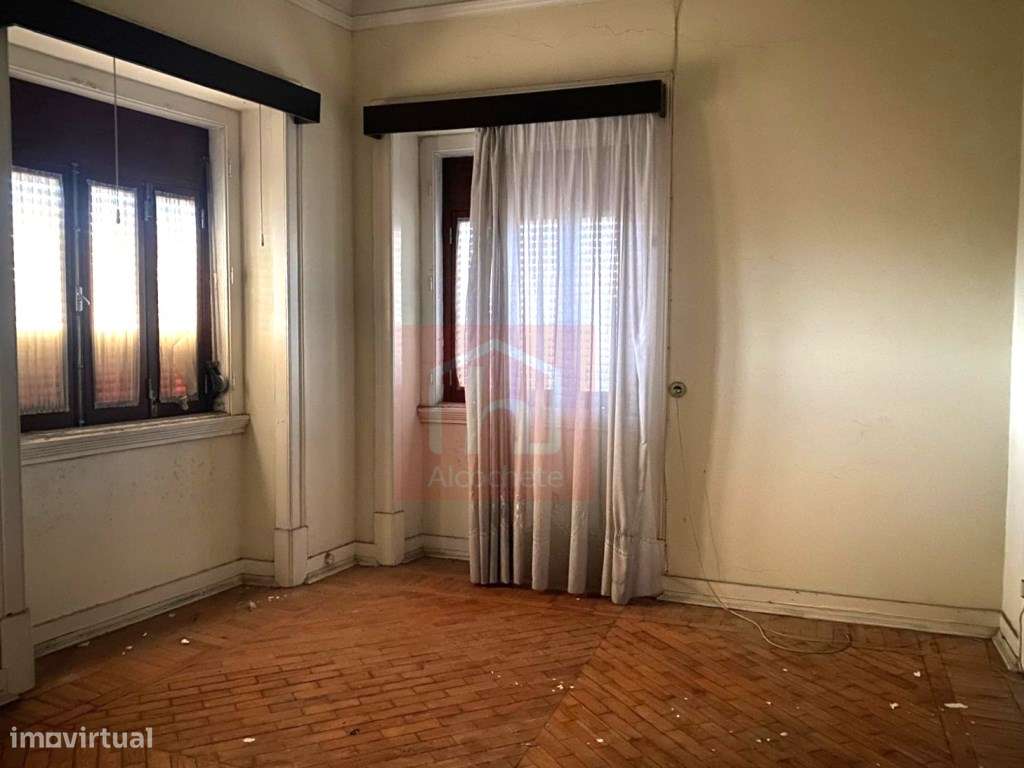 Prédio de 2 pisos para recuperar com logradouro no centro do Montijo-8