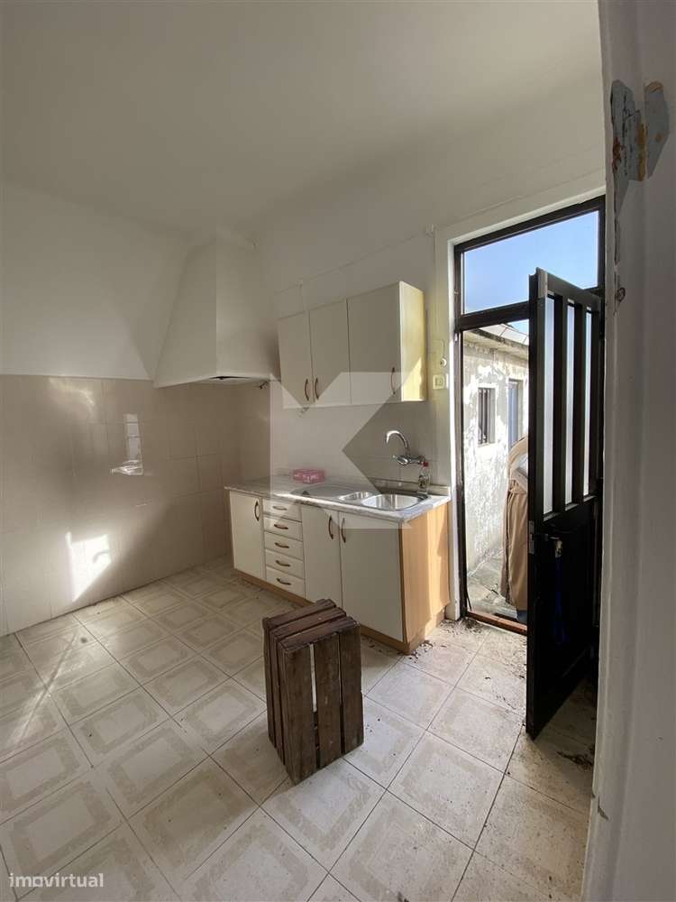 Moradia T2 à beira mar para remodelar-7