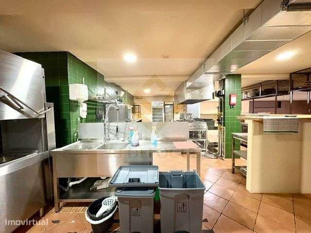 Trespasse / Arrendamento de Restaurante Moderno com Forno a Lenha em S-28