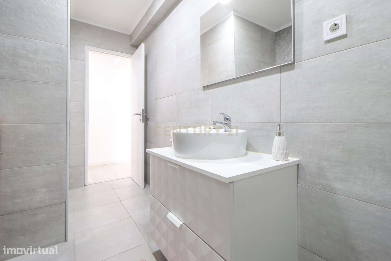 Apartamento T4, moderno e luminoso no Seixal-19