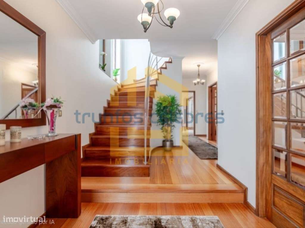 Moradia T4 de 4 Frentes Renovada inserida num lote de 1450m2 | Laún...-16