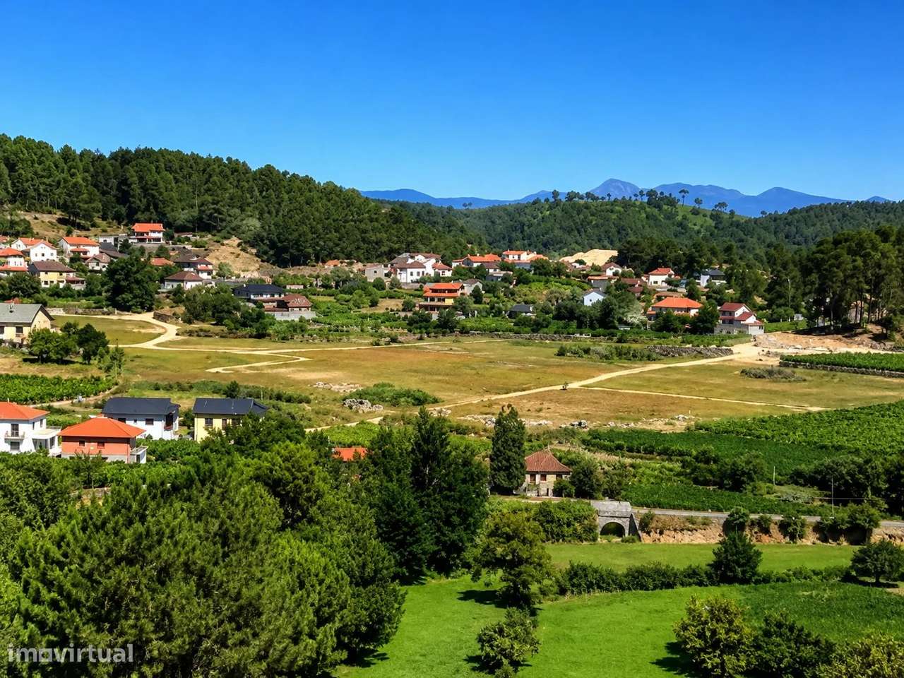 Moradia T3 em Monção (Taias)-16