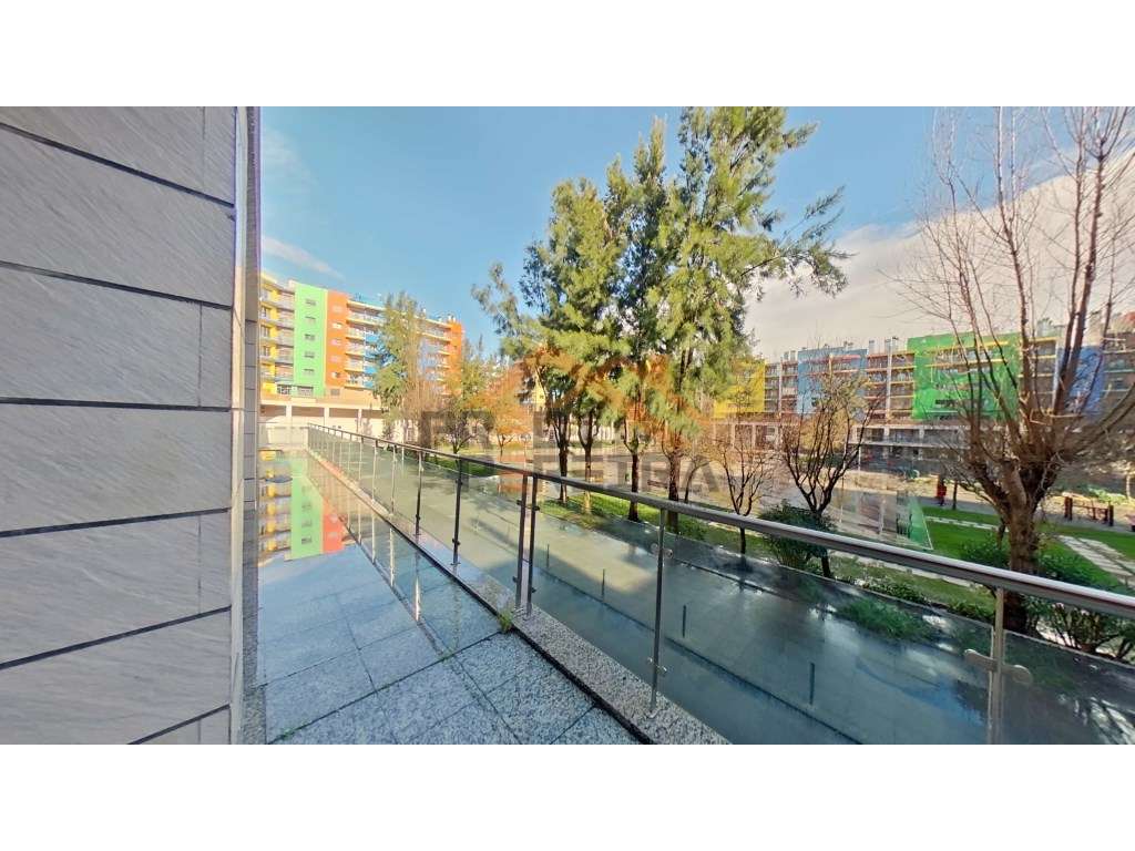 Loja para arrendamento, situada na Urbanização Jardim da Amoreira, ... - Grande imagem: 3/22