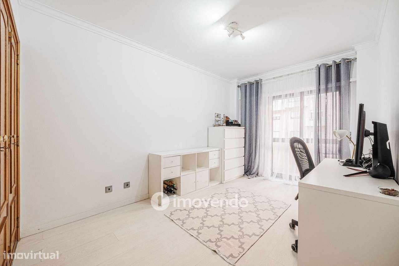 Apartamento T3, com estacionamento e arrecadação, na Ramada-29