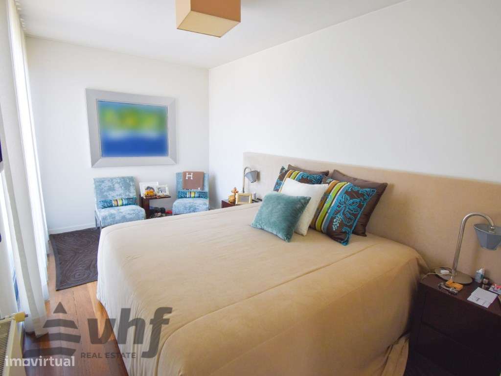 Oportunidade Única: T5 de Excelência no Condomínio Jardim das Camélias-18