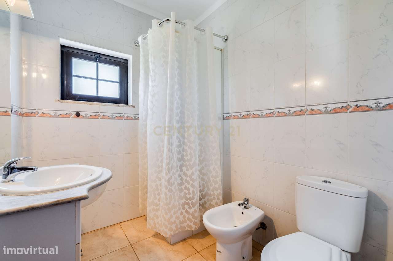 Moradia Bifamiliar T3 + T1 com Piscina  junto aos Campos de Golfe de A-30
