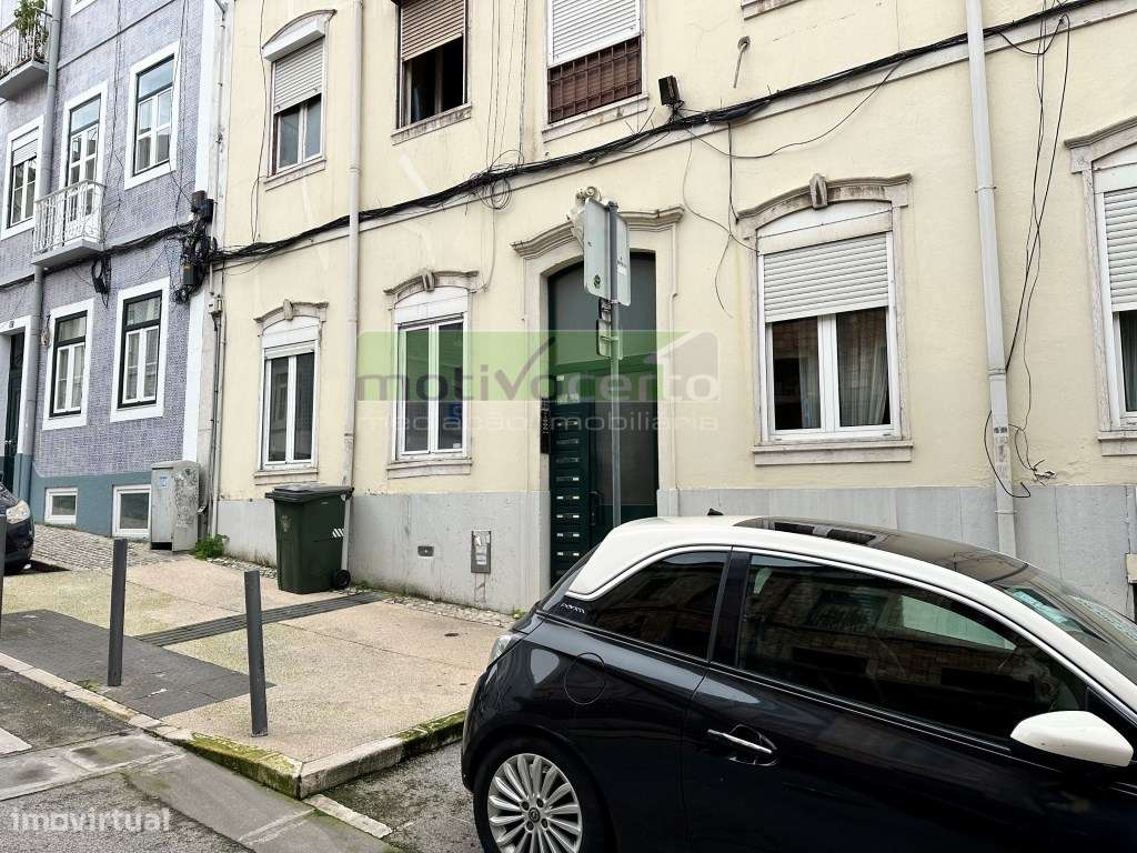 T2 com Pátio Totalmente Remodelado, no Coração de Campolide, Lisboa-10