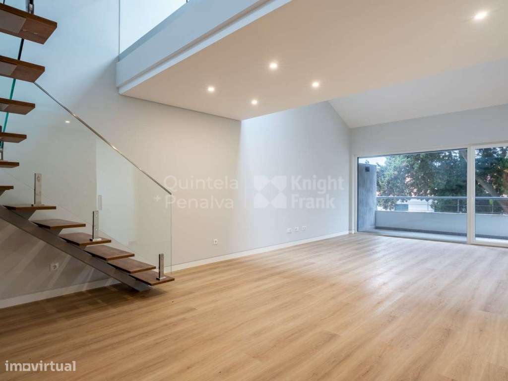 Apartamento T3+1 com duas varandas e estacionamento em Carcavelos - Grande imagem: 5/38