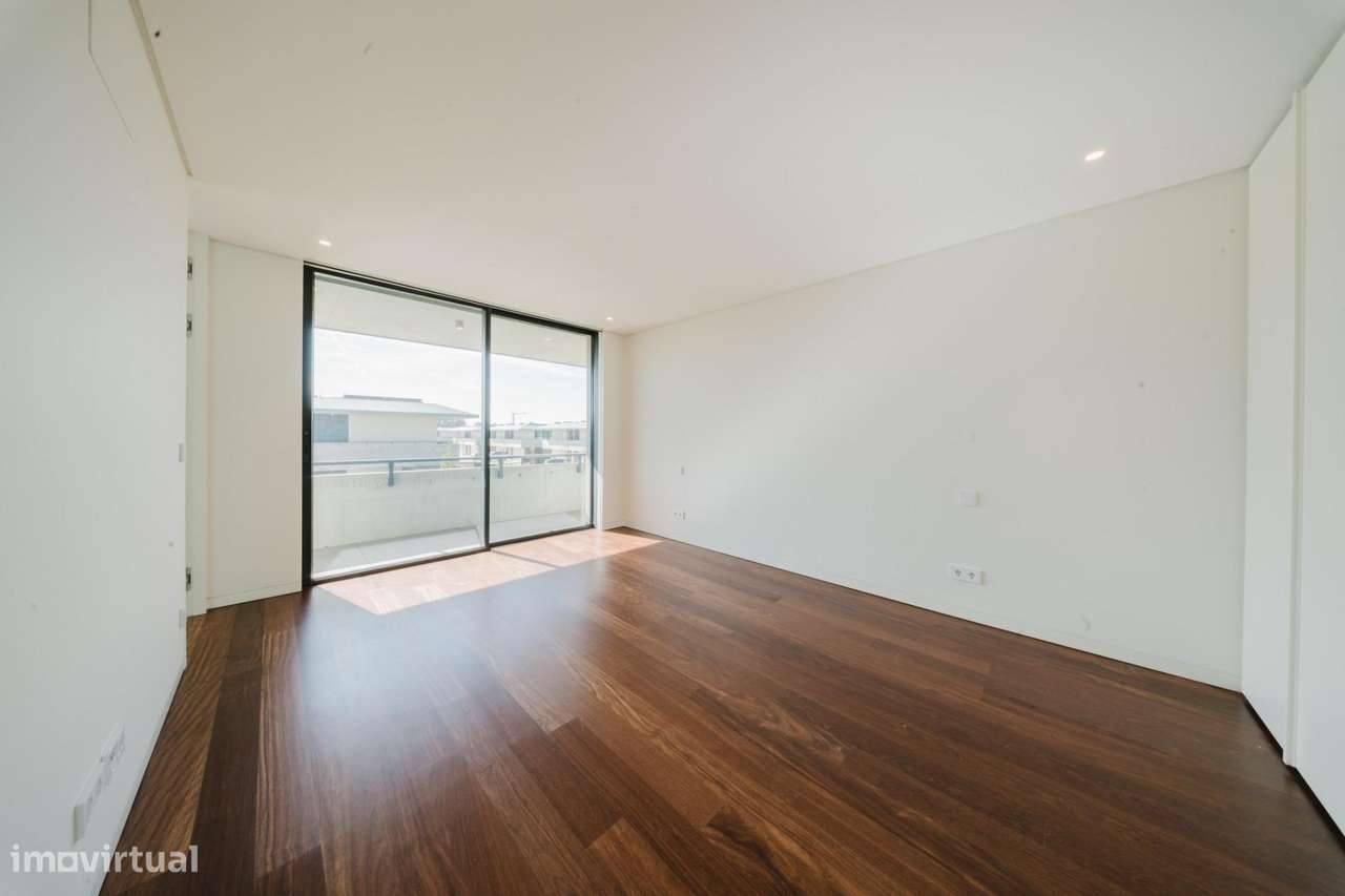 Elegante Moradia T3 no Sandwoods com Piscina Privativa e Jardim-11