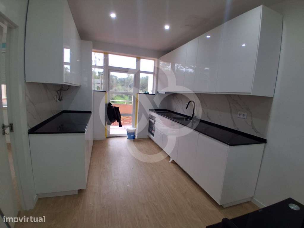 Atelier transformado em T2 com terraço na Agualva Cacém em Sintra - Grande imagem: 2/22