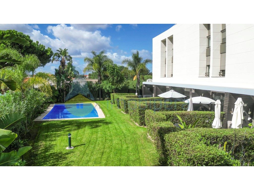 Moradia em banda T3+1 inserida em condomínio fechado com piscina, p... - Grande imagem: 1/37