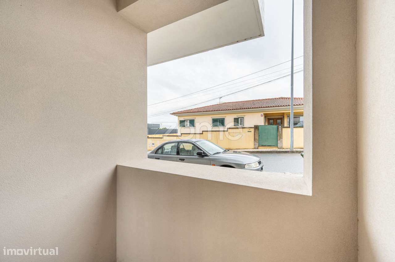 Apartamento T1 totalmente renovado, com varanda e lugar de garagem-5