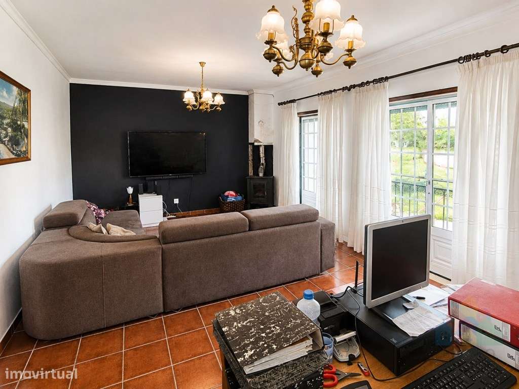 Moradia T4 isolada com terreno e piscina em Tomar-4