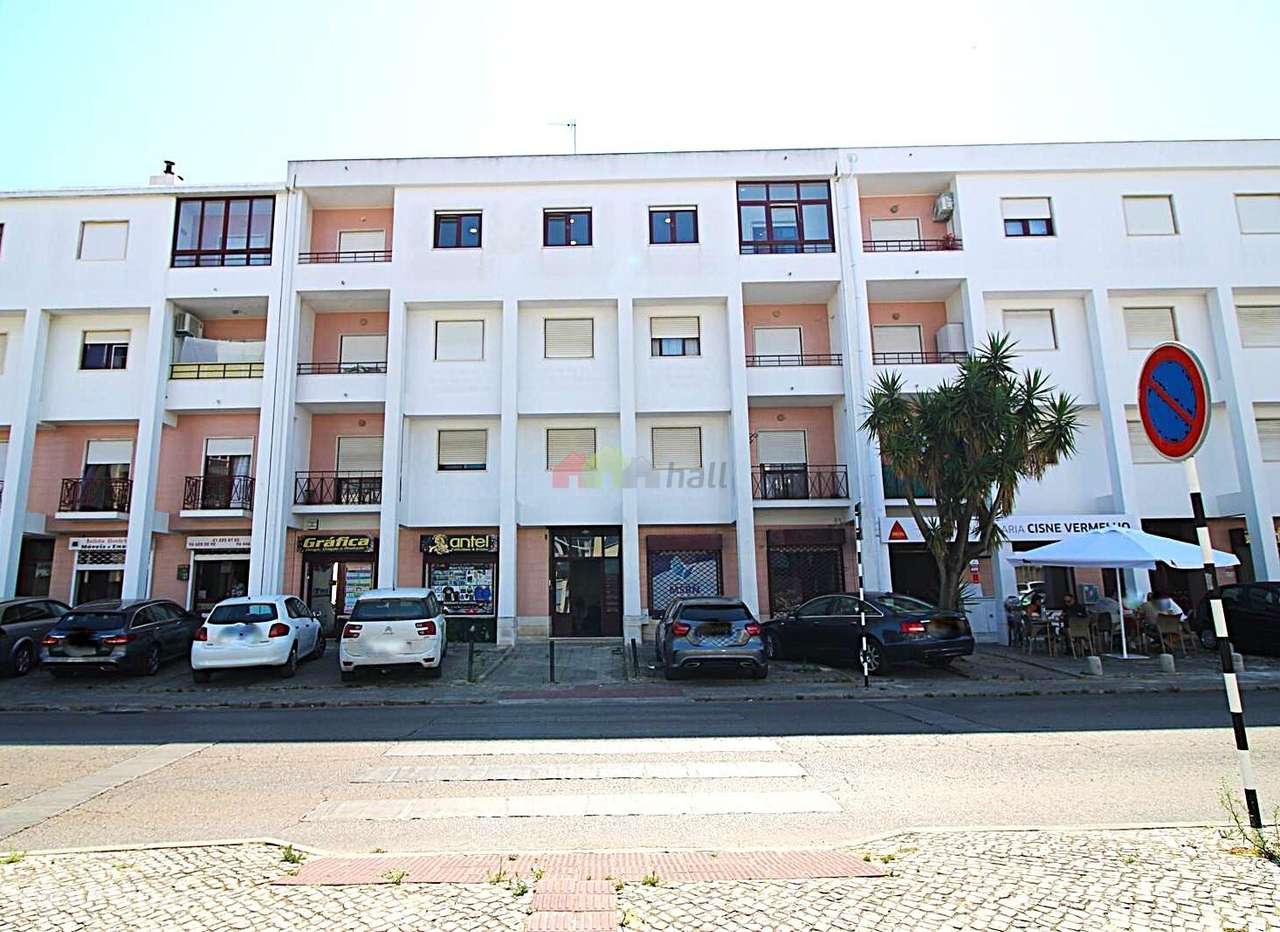 Apartamento T4, 3º andar, Totalmente Remodelado na Amora-28